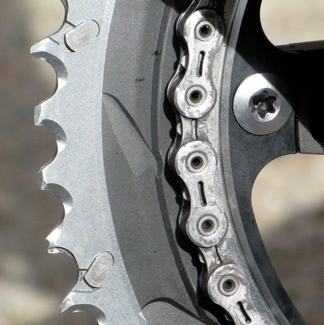 Скосы и штырьки на передней звезде Dura-Ace помогают переключению между передними звездами, которое должно быть легким, чтобы не перегружать двигатель и батарею питания.